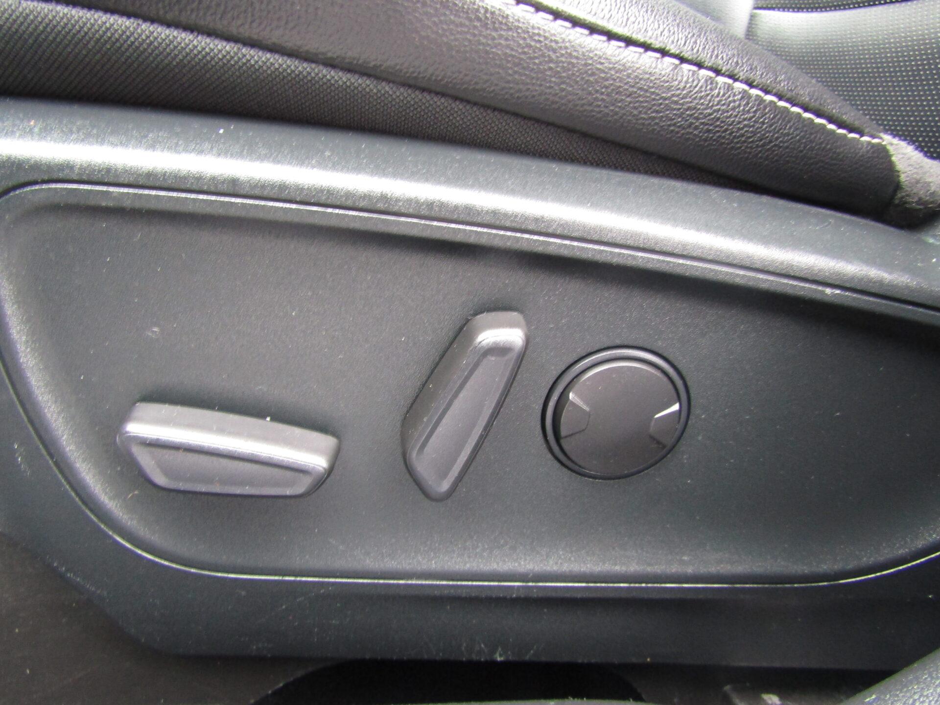 Ford Escape SEL AWD - Image 13