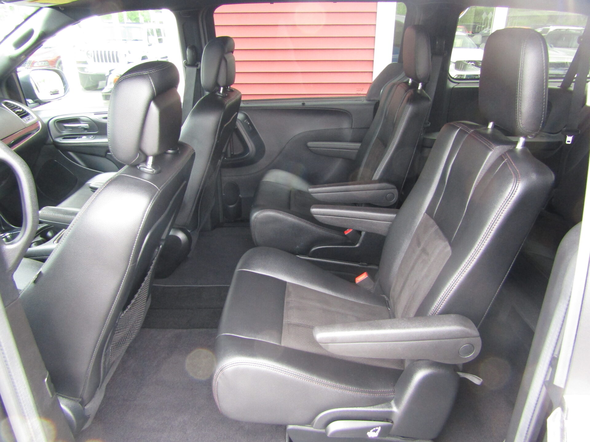Dodge Grand Caravan Premium Plus - Image 18