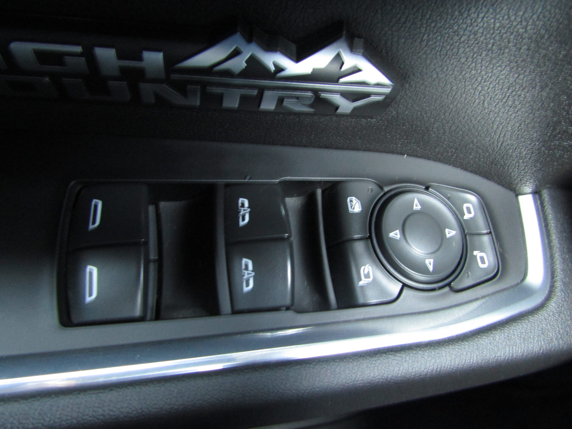 Chevrolet Silverado Crew 4×4 High Country Diesel - Image 15