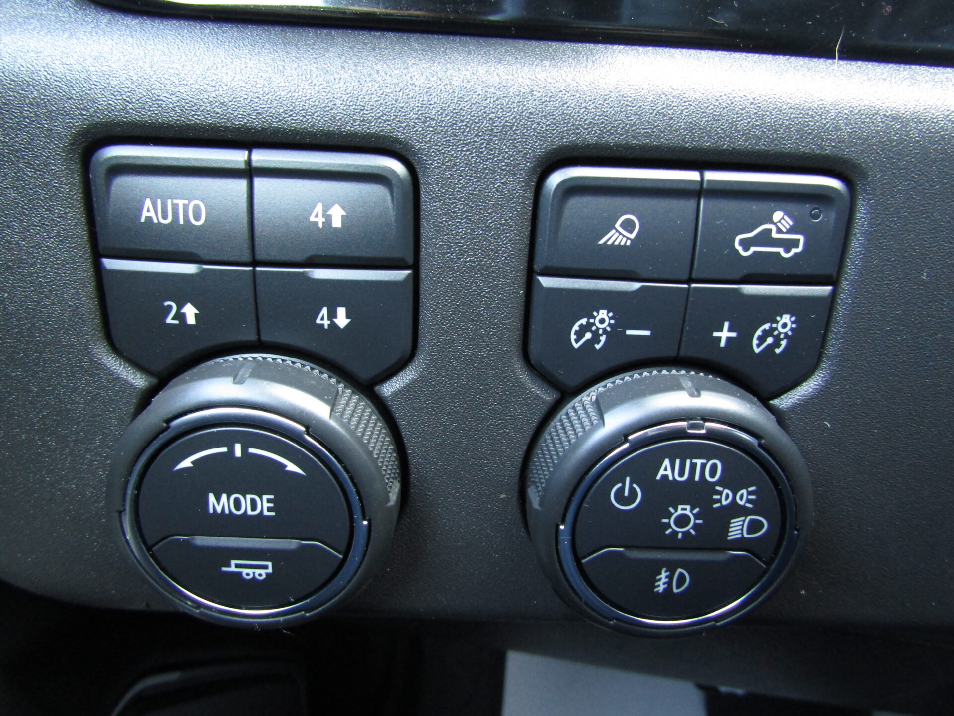 Chevrolet Silverado Crew 4×4 High Country Diesel - Image 16