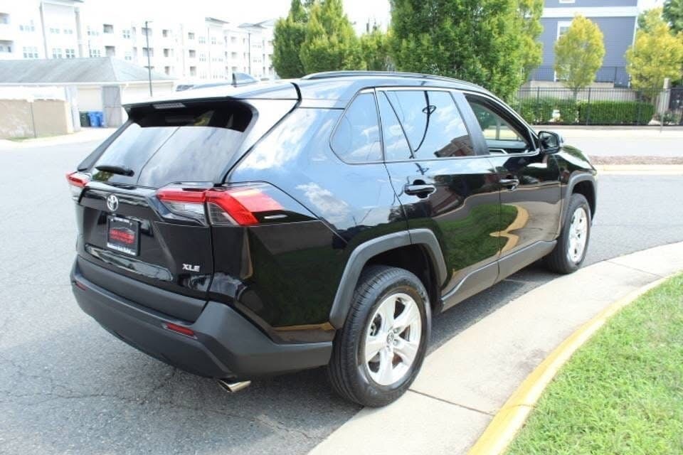 2019 Toyota RAV4. LE 4dr SUV AWD (2.5L 4cyl 8A) - Image 4